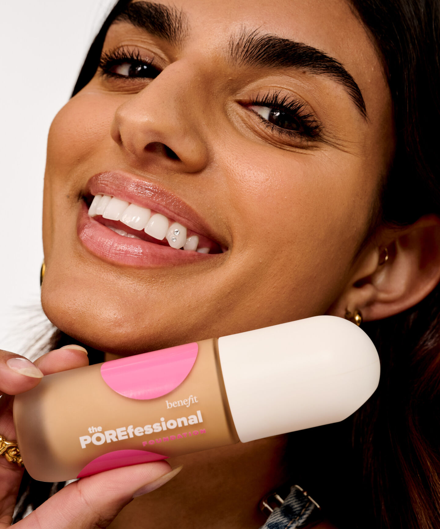 Model holding the POREfessional Foundation 