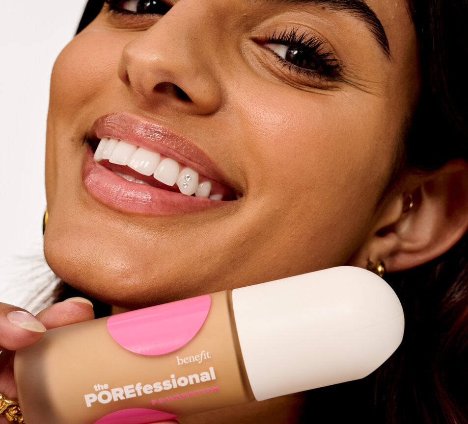 Model holding the POREfessional Foundation 