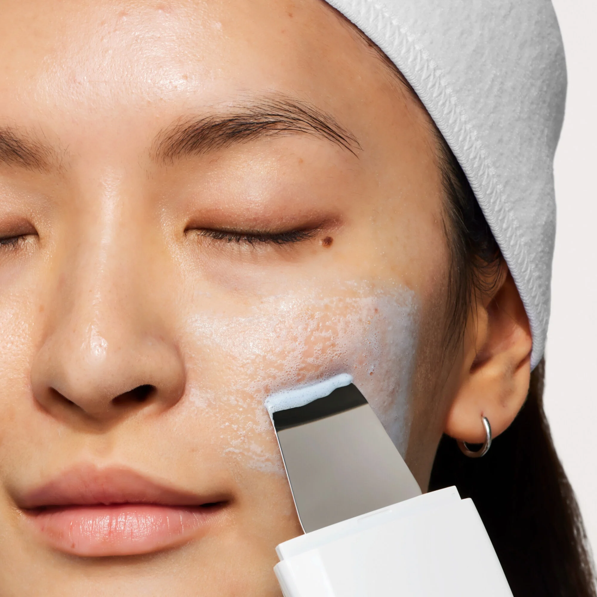 Model using Sonic Unblocker on her face