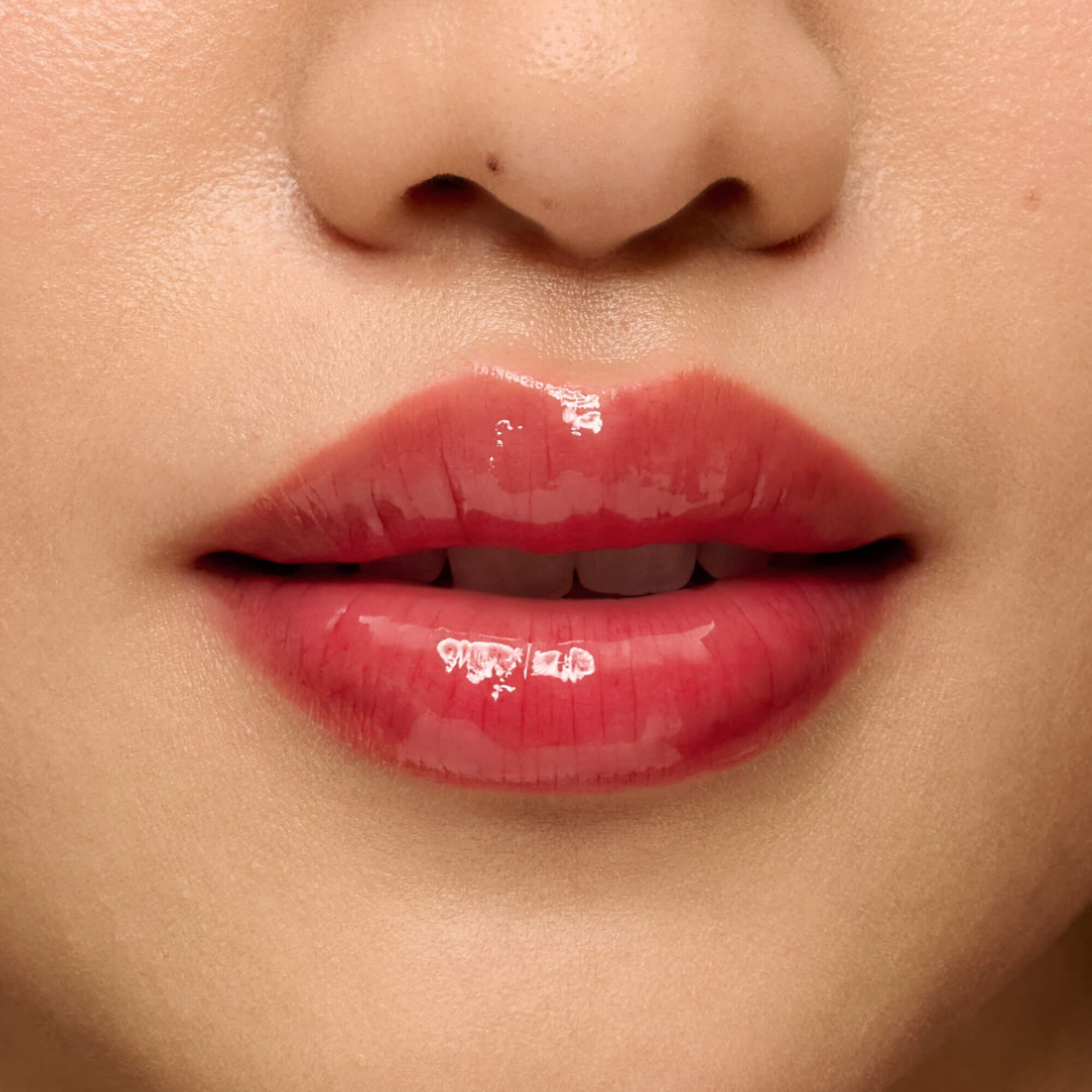 Applique le gloss transparent par-dessus.