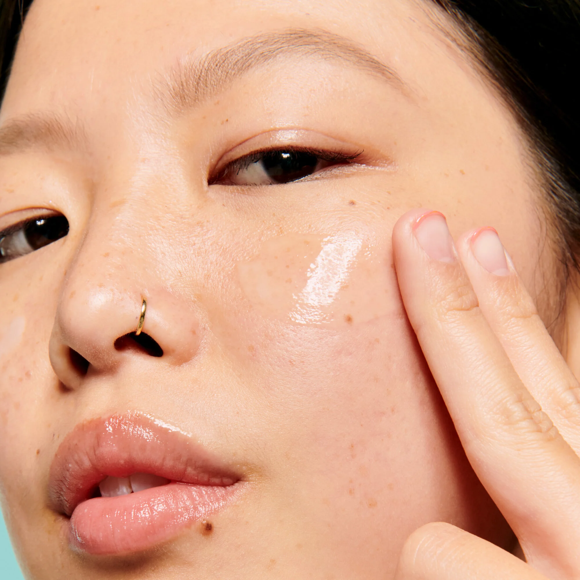 model applying moisturizer