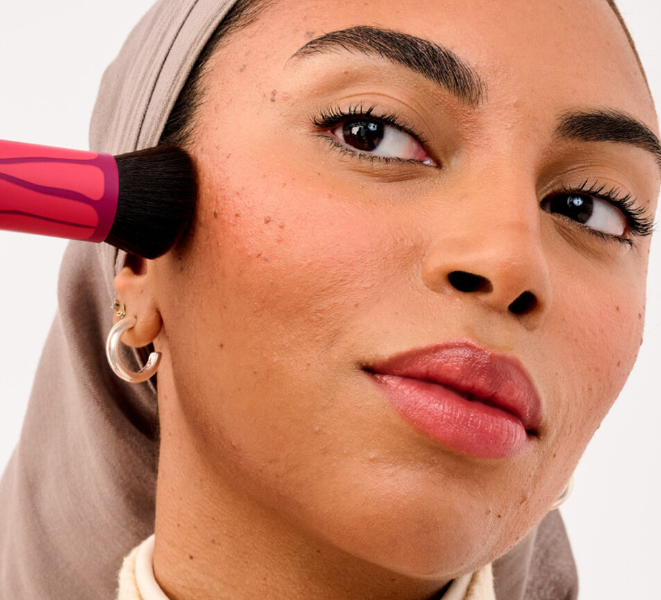 Model applying Hoola