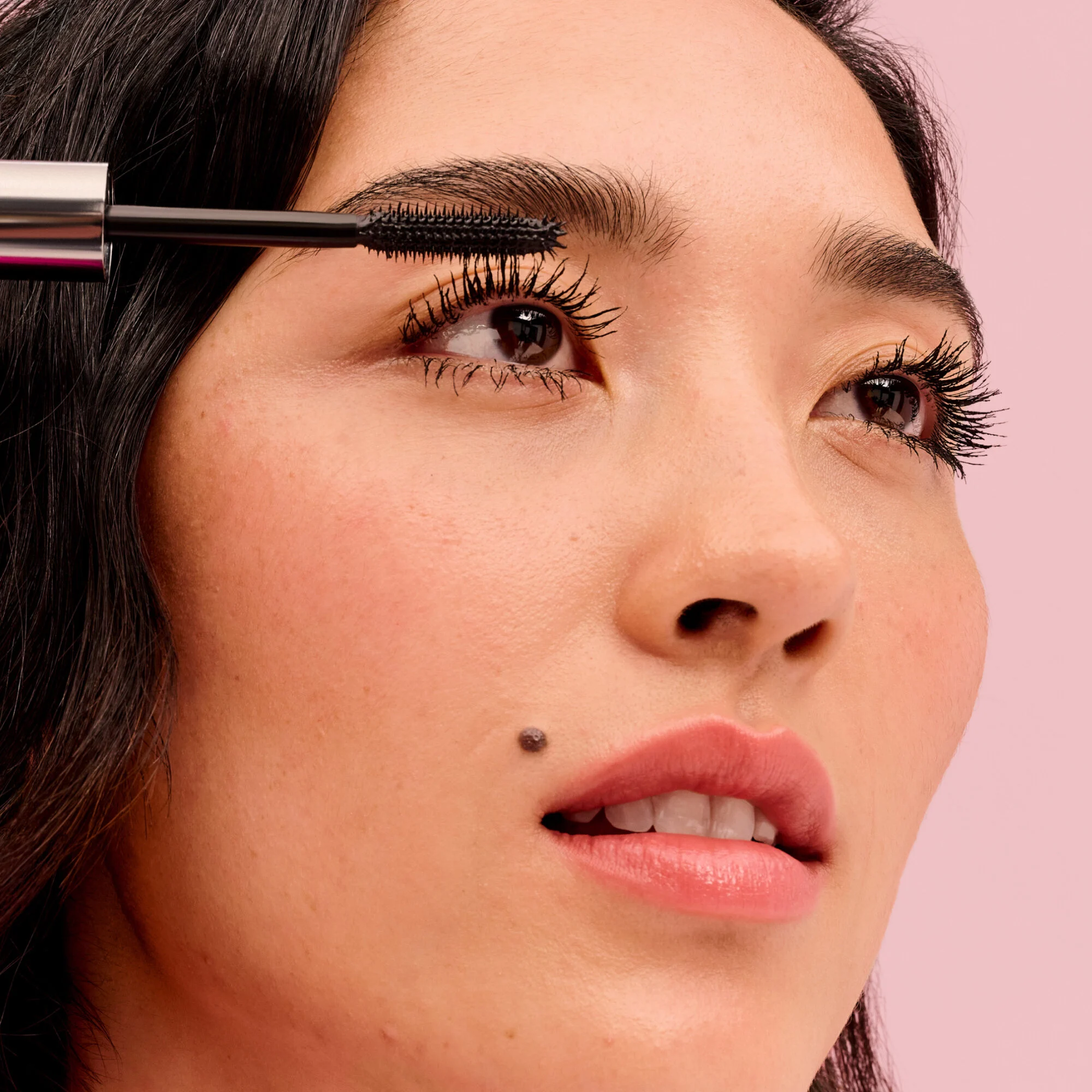 model using benefit mascara