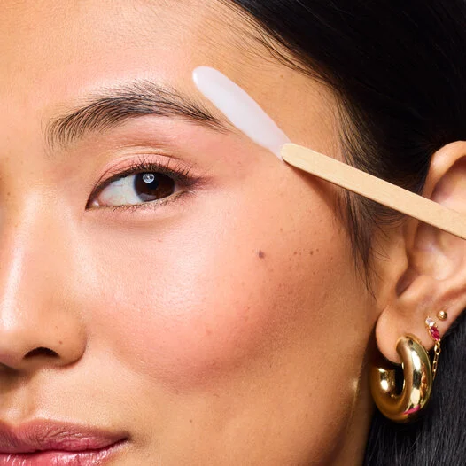 Modelo de Brow Wax durante la depilación con cera.