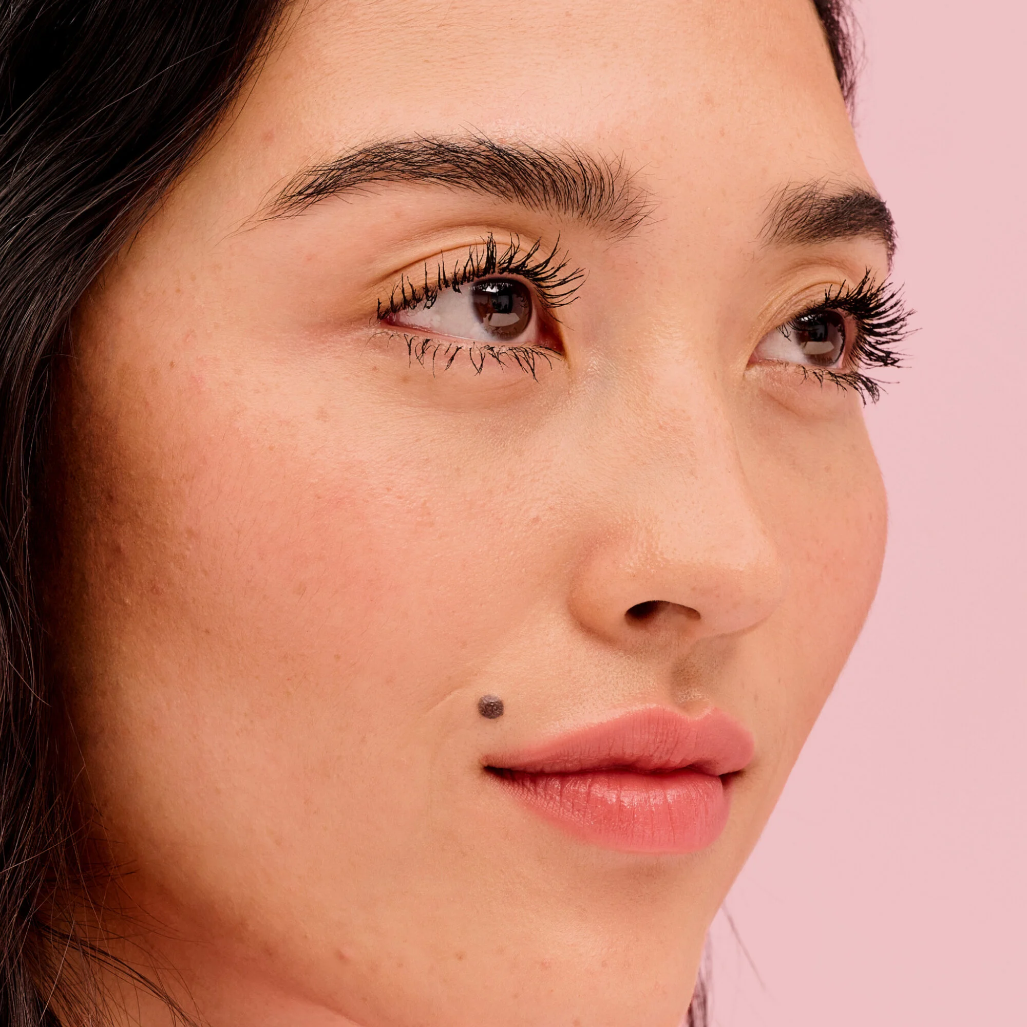 model wearing benefit mascara