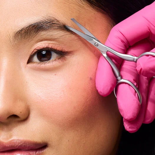 Modelo de depilación de cejas con cera