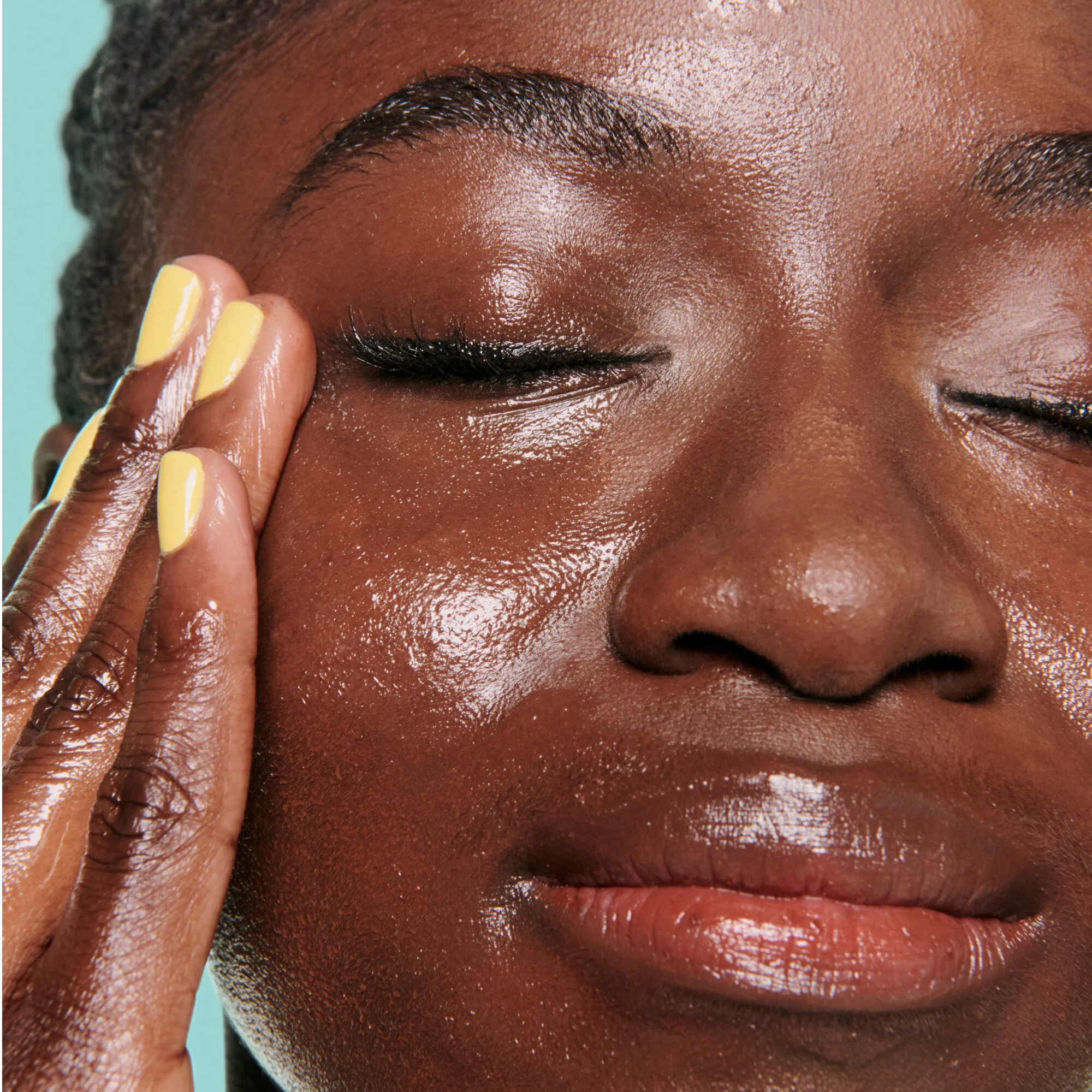 model cleansing the skin