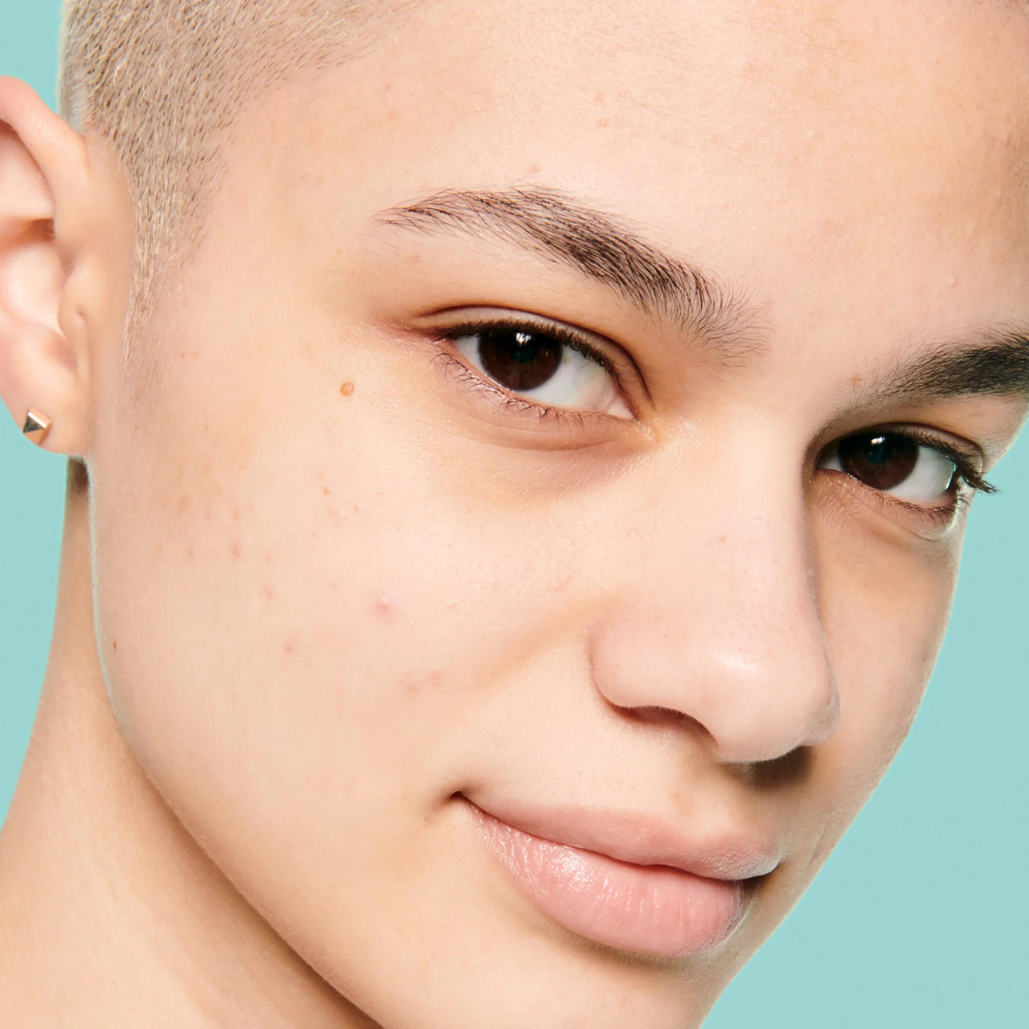 Verwende The POREfessional Pore Primer allein oder unter dem Make-up.