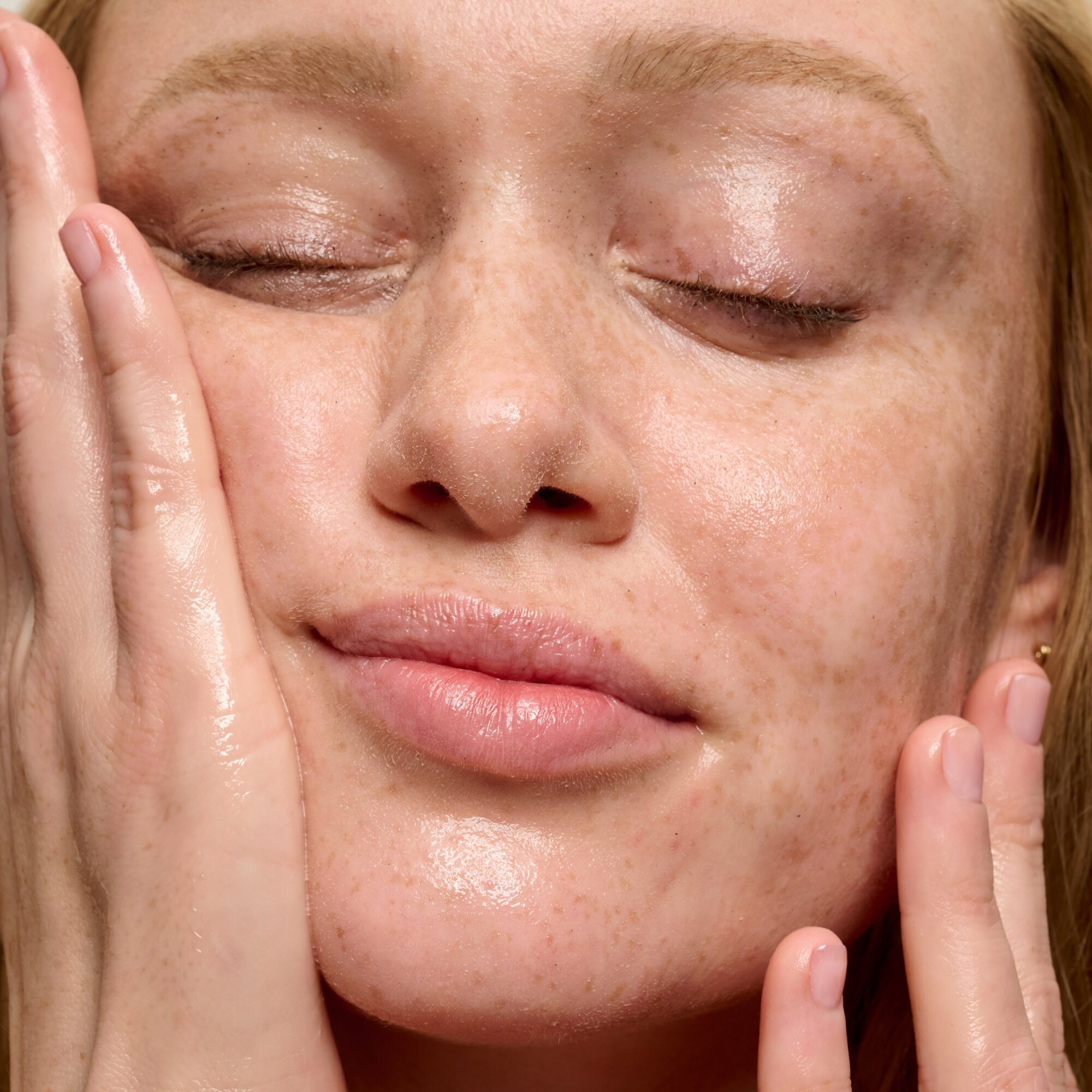 model cleansing the skin with get unblocked