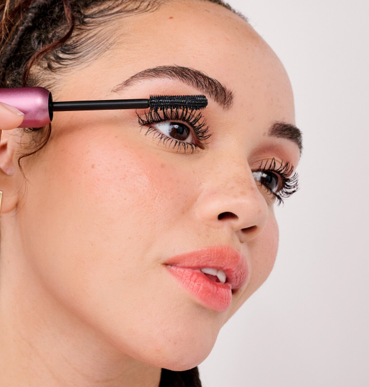 Des cils gonflés à bloc ! Model applying BADgal Bounce