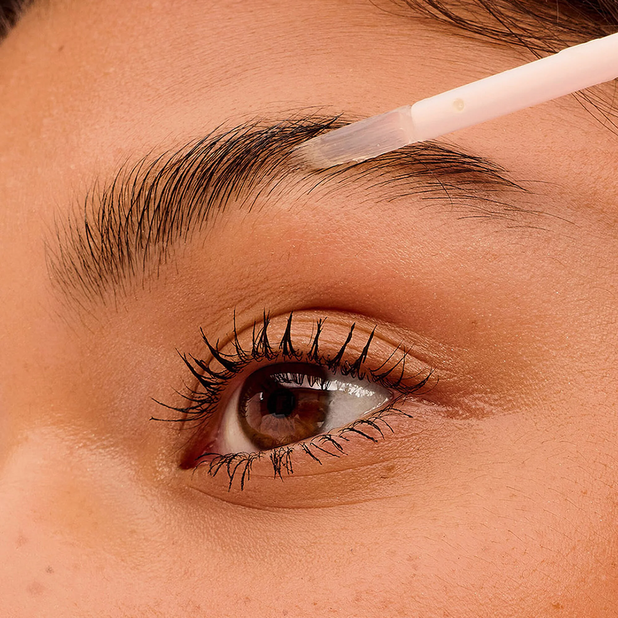 Apply nightly to clean, dry brows. Wake up. Glow up. Brows up