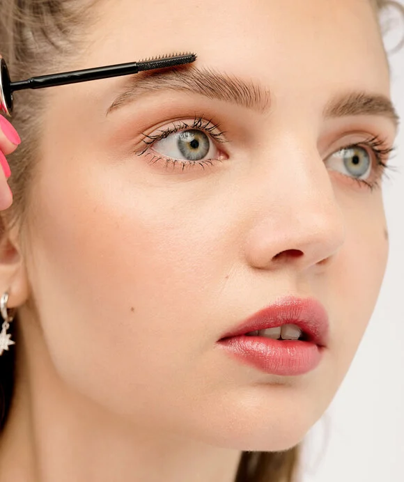 application brosse sourcils