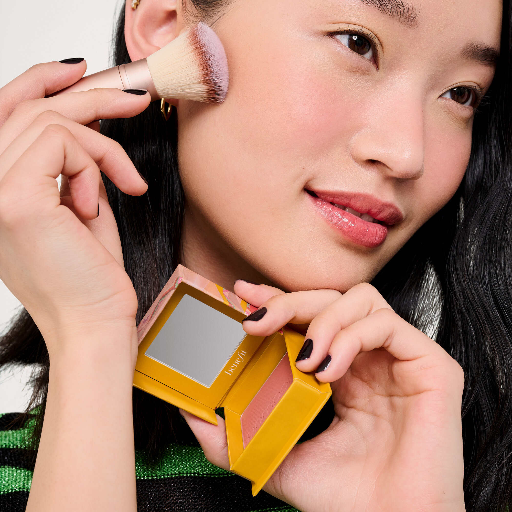 Passe le pinceau sur les joues et estompe &agrave; ta convenance.