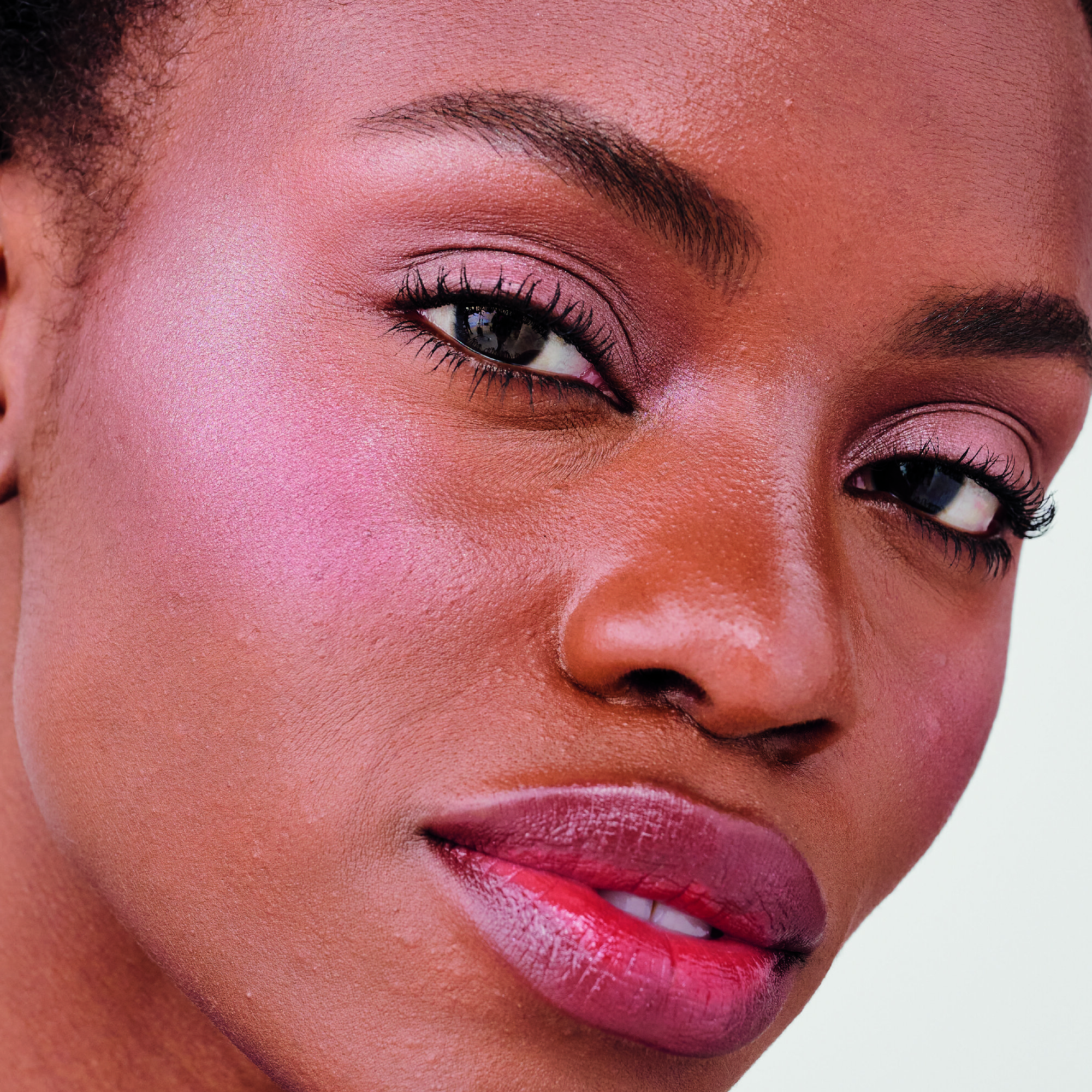 Applique ton highlighter sur les pommettes et estompe-le selon tes pr&eacute;f&eacute;rences.