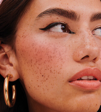 Model using That Gal Model using That Gal