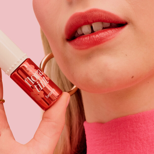 Model holding Floratint